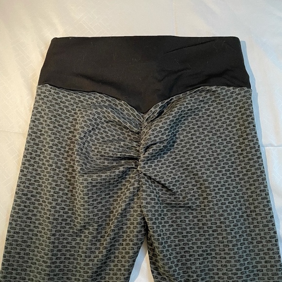 Butt-sculpting Leggings - Picture 3 of 3